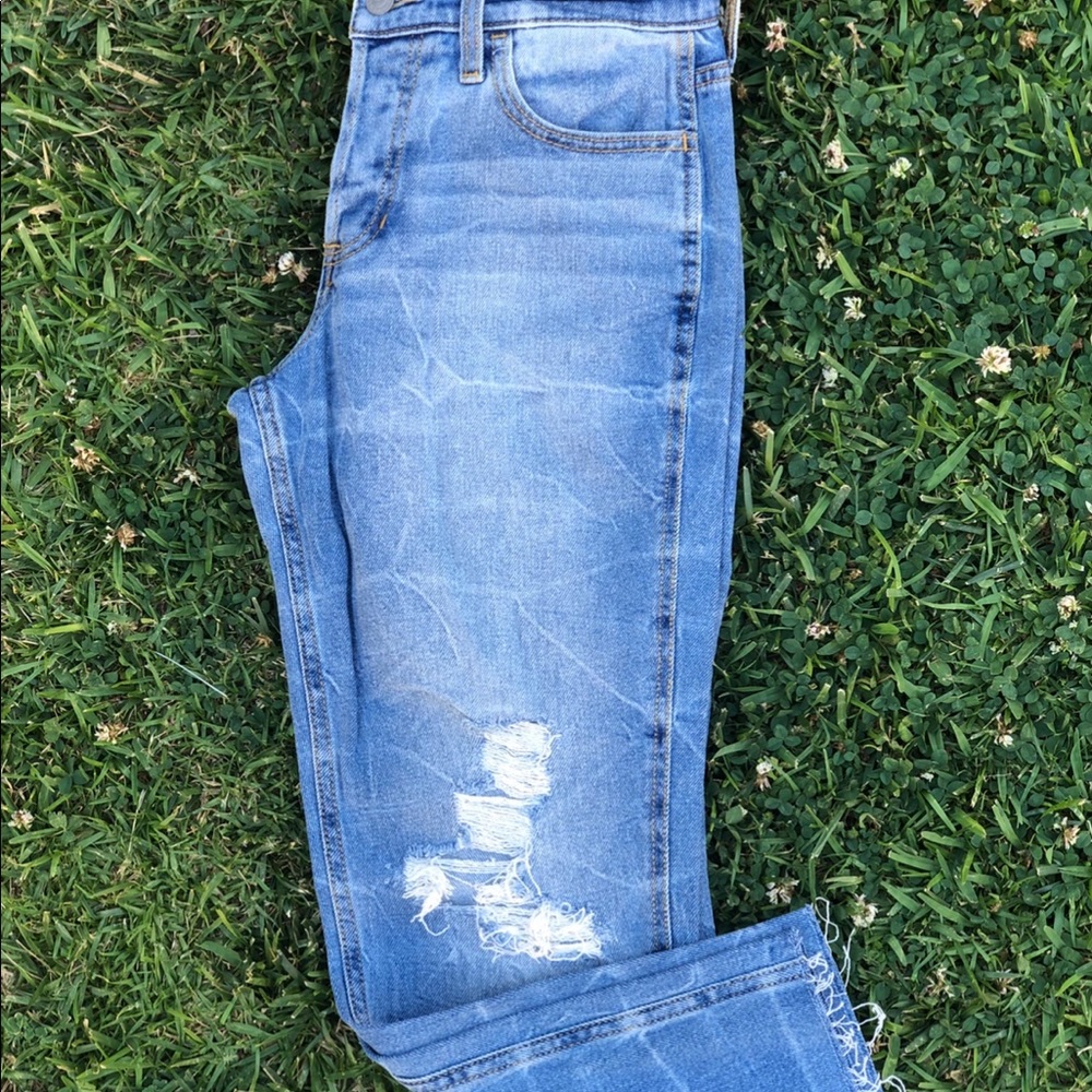 |SOLD| HOLLISTER Low-Rise Crop Boyfriend Jeans
